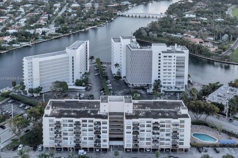 Condominio en venta en Bay Harbor Islands, Florida, 1 dormitorio, 102.66 m2 № 1170509 - foto 4