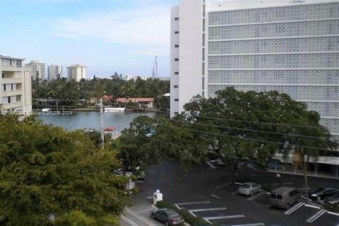 Condominio en venta en Bay Harbor Islands, Florida, 1 dormitorio, 102.66 m2 № 1170509 - foto 7