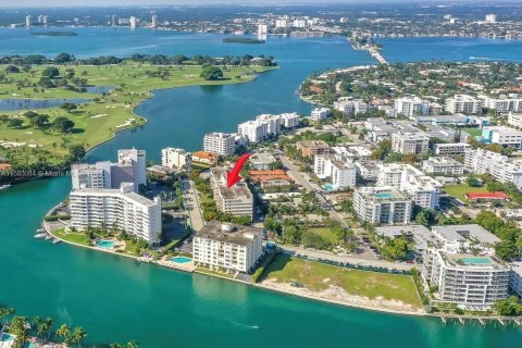 Condominio en venta en Bay Harbor Islands, Florida, 1 dormitorio, 102.66 m2 № 1170509 - foto 3