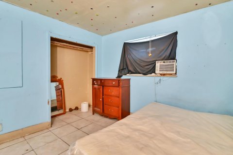 Casa en venta en Riviera Beach, Florida, 9 dormitorios, 189.52 m2 № 1038118 - foto 2