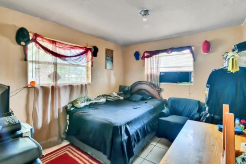 Casa en venta en Riviera Beach, Florida, 9 dormitorios, 189.52 m2 № 1038118 - foto 4