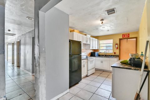 Casa en venta en Riviera Beach, Florida, 9 dormitorios, 189.52 m2 № 1038118 - foto 6
