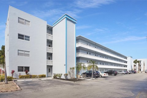 Condo in Dania Beach, Florida, 1 bedroom  № 1038075 - photo 1