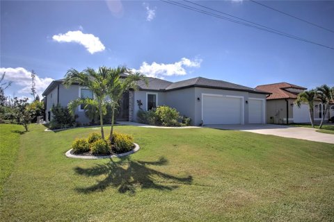 House in Port Charlotte, Florida 3 bedrooms, 160.16 sq.m. № 1261344 - photo 1