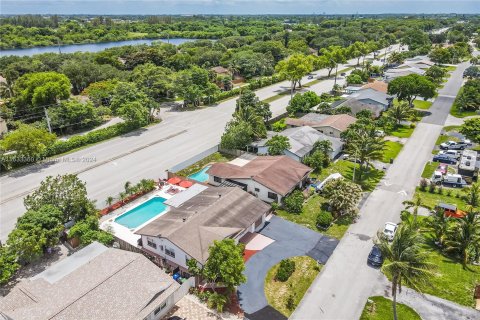 House in Fort Lauderdale, Florida 5 bedrooms, 204.57 sq.m. № 1293571 - photo 2