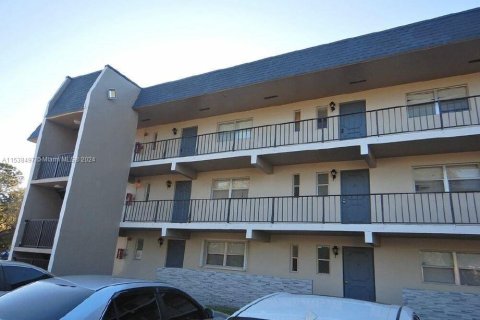 Condominio en venta en Tamarac, Florida, 2 dormitorios, 88.16 m2 № 1028631 - foto 1