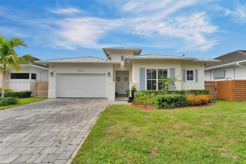 House in Miami, Florida 4 bedrooms, 215.25 sq.m. № 1241488 - photo 2