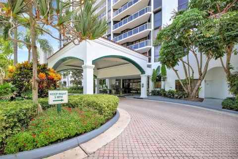 Condo in Aventura, Florida, 2 bedrooms  № 1331282 - photo 25