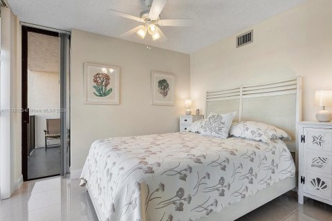 Condominio en venta en Hallandale Beach, Florida, 2 dormitorios, 99.87 m2 № 1035322 - foto 17