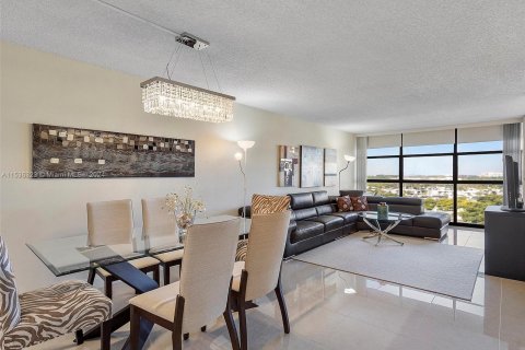 Condominio en venta en Hallandale Beach, Florida, 2 dormitorios, 99.87 m2 № 1035322 - foto 11