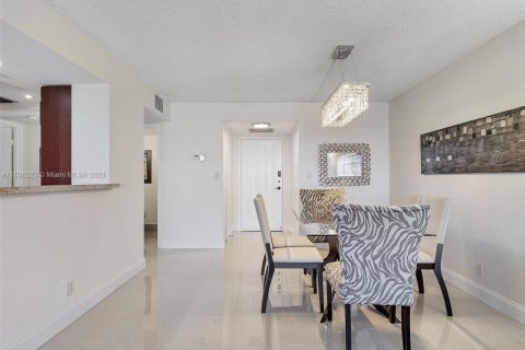Condominio en venta en Hallandale Beach, Florida, 2 dormitorios, 99.87 m2 № 1035322 - foto 10