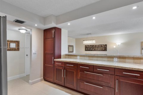 Condominio en venta en Hallandale Beach, Florida, 2 dormitorios, 99.87 m2 № 1035322 - foto 9