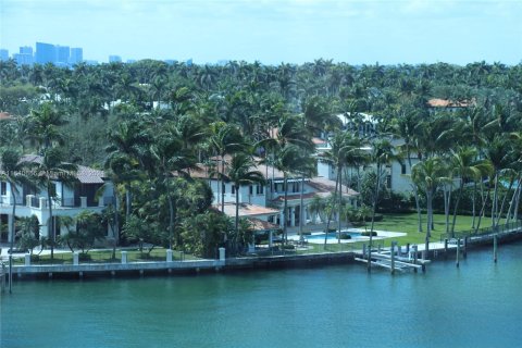 Condo in Miami Beach, Florida, 2 bedrooms  № 1035376 - photo 1
