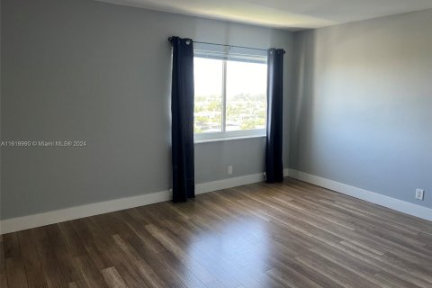 Condo in Hallandale Beach, Florida, 1 bedroom  № 1241025 - photo 9