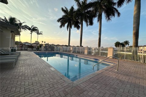 Townhouse in Doral, Florida 5 bedrooms, 218.78 sq.m. № 1021802 - photo 7