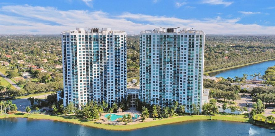 Condominio en Sunrise, Florida, 2 dormitorios  № 1050929