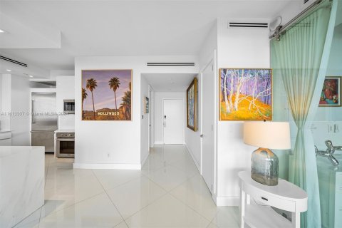 Condo in Miami Beach, Florida, 1 bedroom  № 1235392 - photo 22