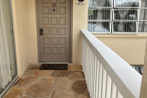 Condo in Lauderhill, Florida, 2 bedrooms  № 1047848 - photo 1