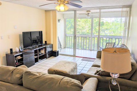 Condo in Lauderhill, Florida, 2 bedrooms  № 1047848 - photo 22