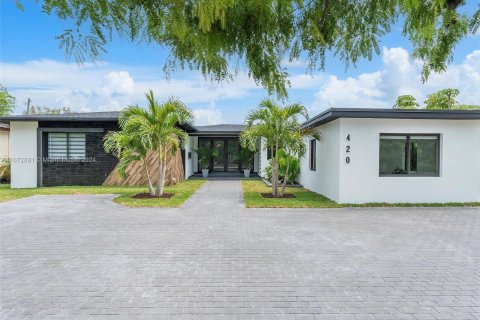 House in Miami Beach, Florida 4 bedrooms, 198.44 sq.m. № 1396912 - photo 6