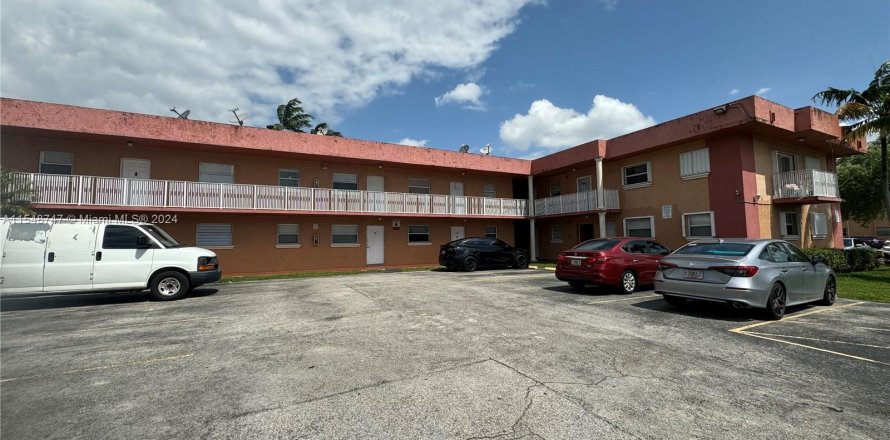 Condominio en Hialeah, Florida, 2 dormitorios  № 1059308