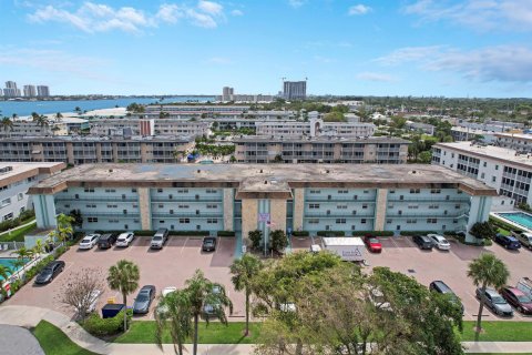 Condominio en venta en North Palm Beach, Florida, 1 dormitorio, 78.97 m2 № 1057013 - foto 1