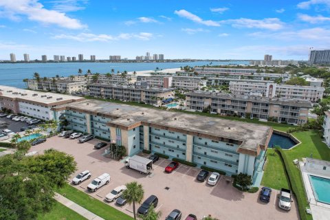 Condominio en venta en North Palm Beach, Florida, 1 dormitorio, 78.97 m2 № 1057013 - foto 2
