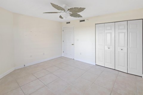 Condo in Hutchinson Island South, Florida, 2 bedrooms  № 1038345 - photo 21