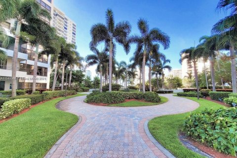 Condominio en venta en Hallandale Beach, Florida, 2 dormitorios, 146.79 m2 № 1033434 - foto 8