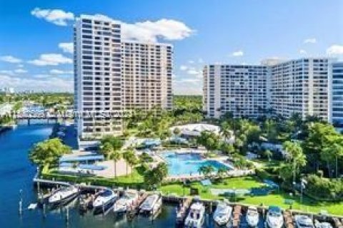 Condominio en venta en Hallandale Beach, Florida, 2 dormitorios, 146.79 m2 № 1033434 - foto 3