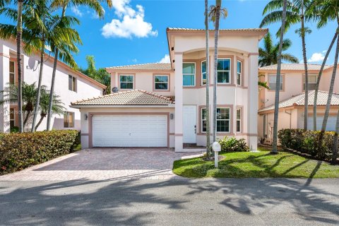 Villa ou maison à vendre à Dania Beach, Floride: 3 chambres, 221.85 m2 № 1040471 - photo 1