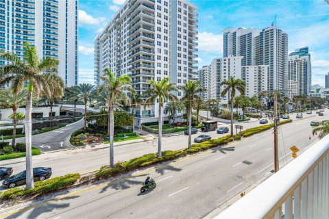 Condo in Hollywood, Florida, 2 bedrooms  № 1045395 - photo 22