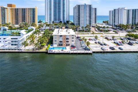 Condo in Hollywood, Florida, 2 bedrooms  № 1045395 - photo 2