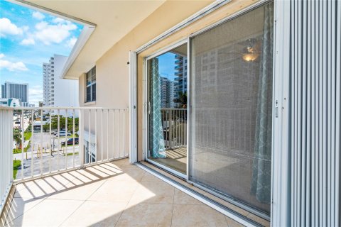 Condo in Hollywood, Florida, 2 bedrooms  № 1045395 - photo 23