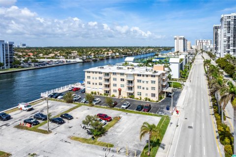 Copropriété à vendre à Hollywood, Floride: 2 chambres, 111.48 m2 № 1045395 - photo 1