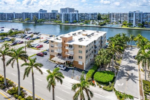 Copropriété à vendre à Hollywood, Floride: 2 chambres, 111.48 m2 № 1045395 - photo 6