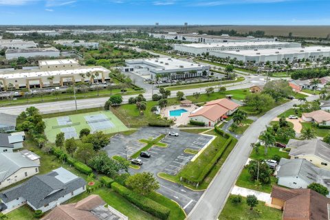 Villa ou maison à vendre à Tamarac, Floride: 2 chambres, 176.79 m2 № 1045444 - photo 3