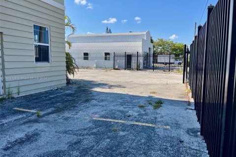 Commercial property in Hollywood, Florida № 1216573 - photo 21