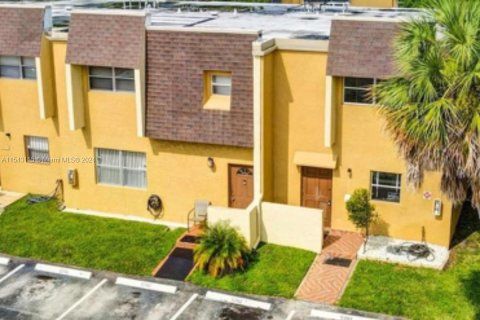 Townhouse in Lauderhill, Florida 2 bedrooms, 98.48 sq.m. № 1044756 - photo 2