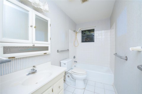 House in Miami, Florida 3 bedrooms, 134.89 sq.m. № 1075123 - photo 11