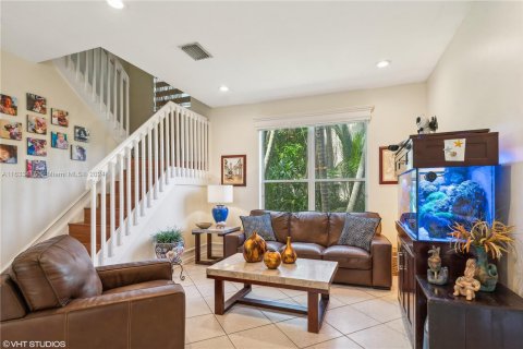 House in Miramar, Florida 5 bedrooms, 244.98 sq.m. № 1294062 - photo 6