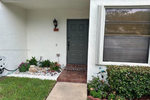 Townhouse in Pembroke Pines, Florida 3 bedrooms, 136.75 sq.m. № 1294019 - photo 1