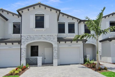 Townhouse in Homestead, Florida 3 bedrooms, 157.47 sq.m. № 1351665 - photo 1