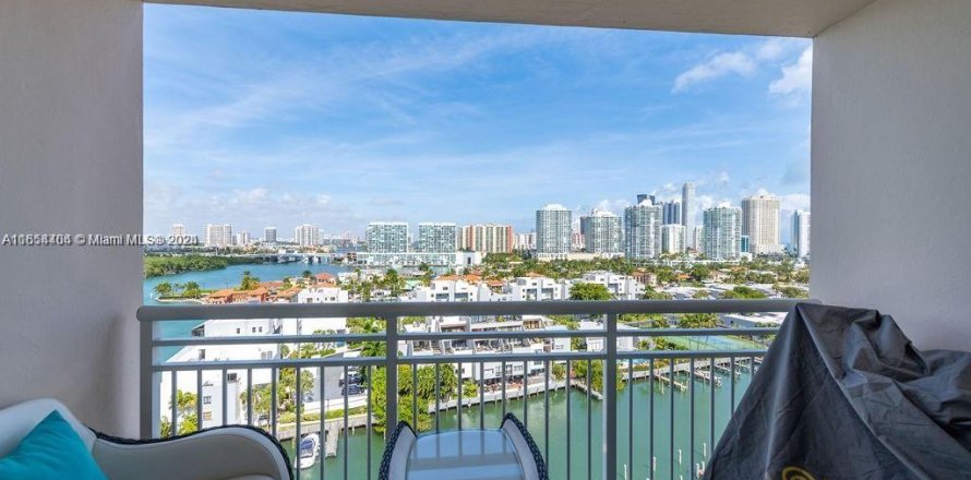 Estudio en el Condominio en Sunny Isles Beach, Florida  № 1351643