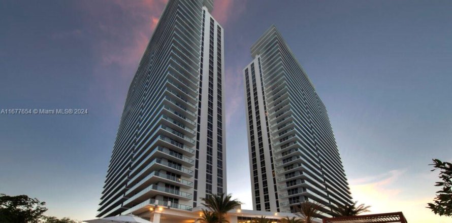 Condominio en North Miami Beach, Florida, 2 dormitorios  № 1403001