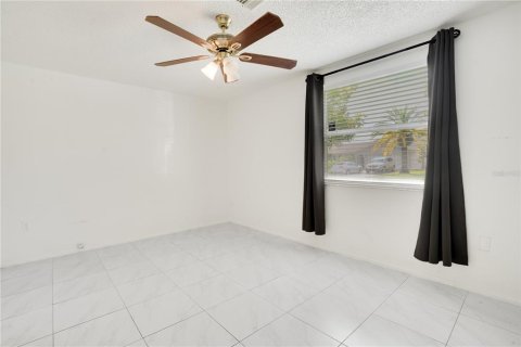 House in New Port Richey, Florida 3 bedrooms, 127.46 sq.m. № 1390182 - photo 8