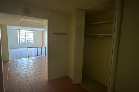 Condo in Lauderhill, Florida, 2 bedrooms  № 1207319 - photo 12