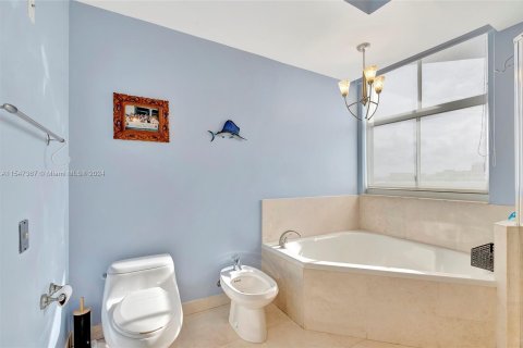 Condo in Bay Harbor Islands, Florida, 3 bedrooms  № 1059593 - photo 15