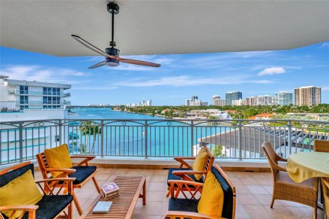 Condo in Bay Harbor Islands, Florida, 3 bedrooms  № 1059593 - photo 1