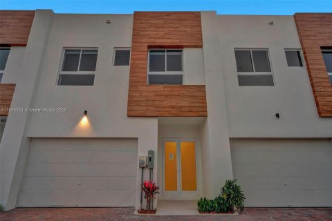 Townhouse in GALLERIA VILLAGES in Fort Lauderdale, Florida 3 bedrooms, 189.15 sq.m. № 1033482 - photo 10